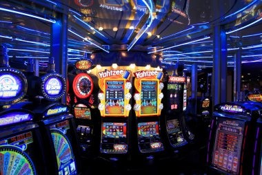Studio dealer langsung Fortune Ox dengan pencahayaan profesional dan meja blackjack premium